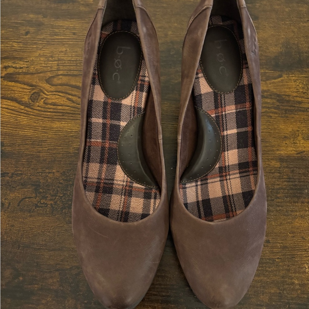 b.o.c. Women's Brown distressed leather look preppy block heels size 9.